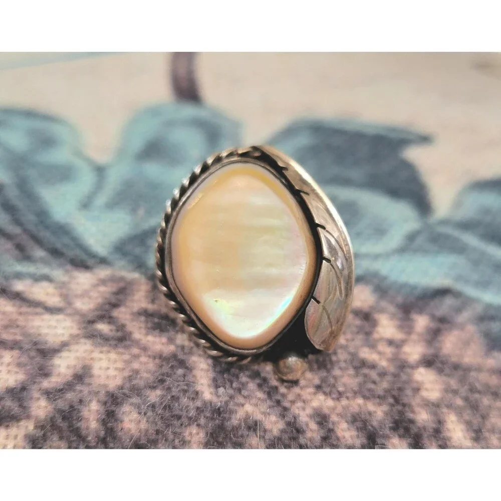 Native American Sterling Silver Mother of Pearl Leaf Ring – Size 5.5
